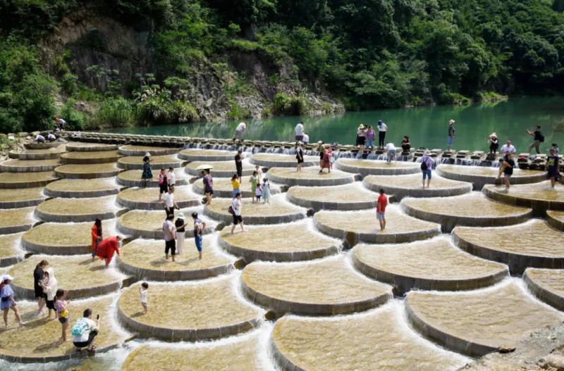 2021年6月，寧波市北侖區鄉村里的魚鱗壩引來游人